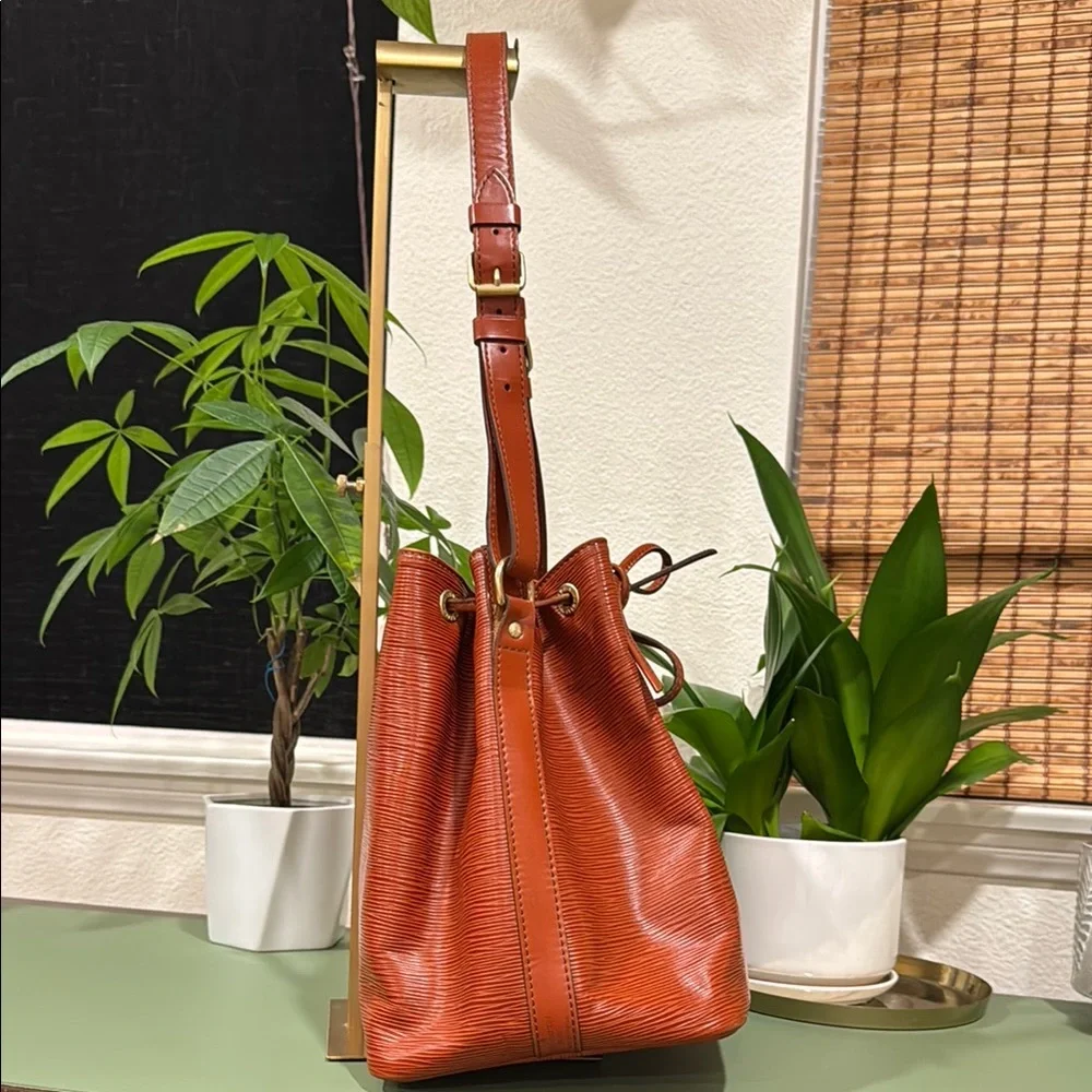 Louis Vuitton Epi Leather Noe MM in Kenyan Fauve - Picture 6 of 15